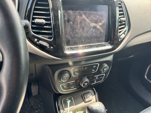 Used 2018 Jeep Compass Limited w/ Navigation Group FWD image 10