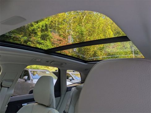 Certified 2022 Volvo XC60 B5 Momentum w/ Advanced Package image 10