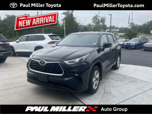 Used 2023 Toyota Highlander LE FWD image 1