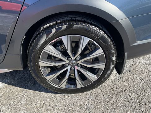 Used 2025 Volvo V90 B6 Cross Country Plus image 11