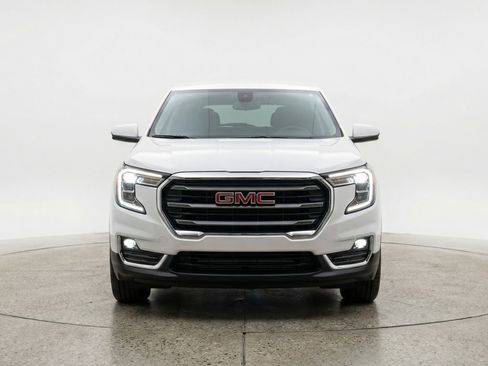 Used 2024 GMC Terrain SLE image 2
