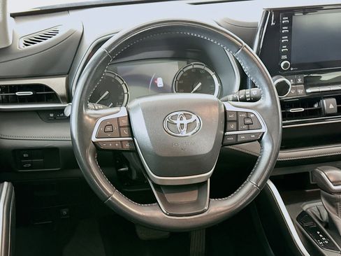 Used 2022 Toyota Highlander XLE image 18