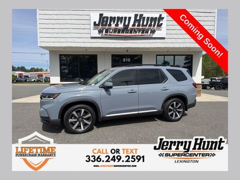 Used 2025 Honda Pilot Touring image 1