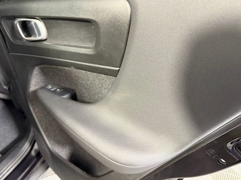 Used 2025 Volvo XC40 B5 Core image 31