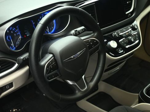 Used 2020 Chrysler Pacifica Touring w/ Tire & Wheel Group FWD image 49