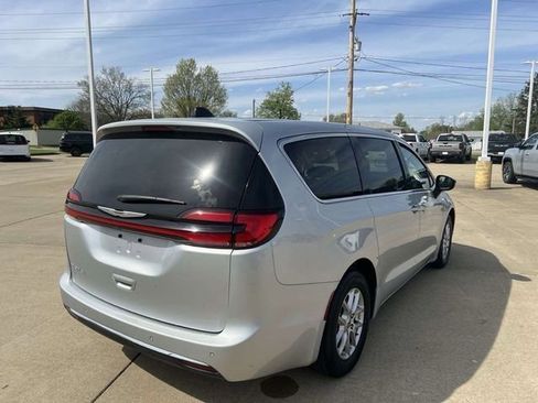 Used 2023 Chrysler Pacifica Touring-L image 5
