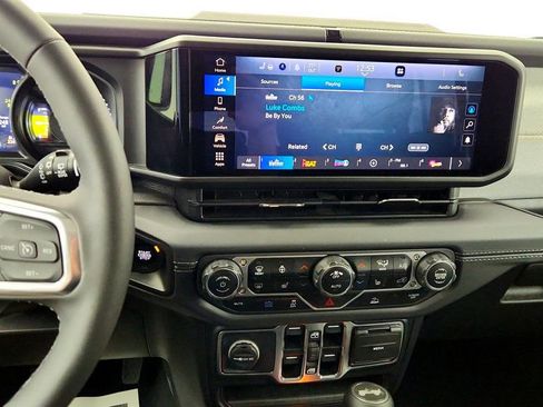 Used 2025 Jeep Wrangler Sahara image 17