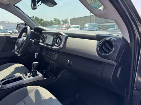 Used 2018 Toyota Tacoma SR5 AWD/4WD image 35