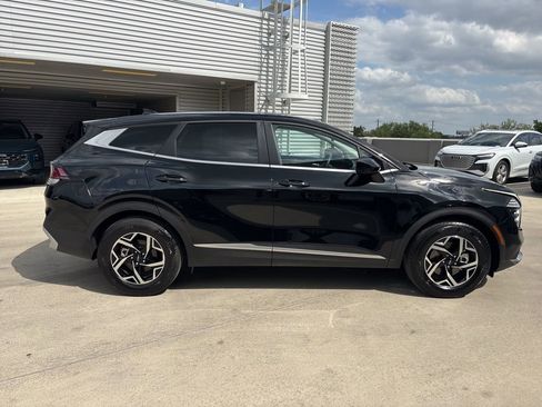 Used 2025 Kia Sportage LX FWD image 4