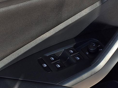 Used 2020 Volkswagen Jetta SE w/ SE Cold Weather Package image 16