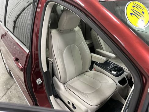 Used 2020 Chrysler Pacifica Limited FWD image 18