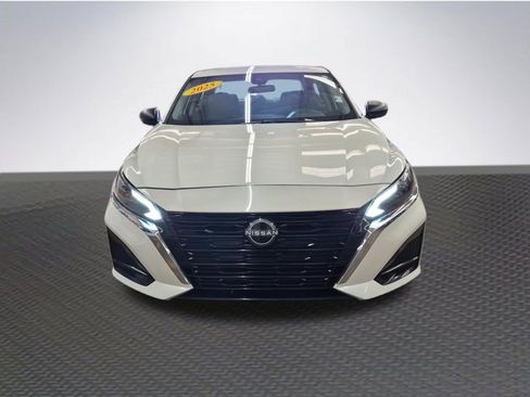Used 2025 Nissan Altima 2.5 SV FWD image 3