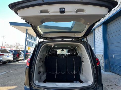 Used 2023 Chrysler Pacifica Touring-L image 7