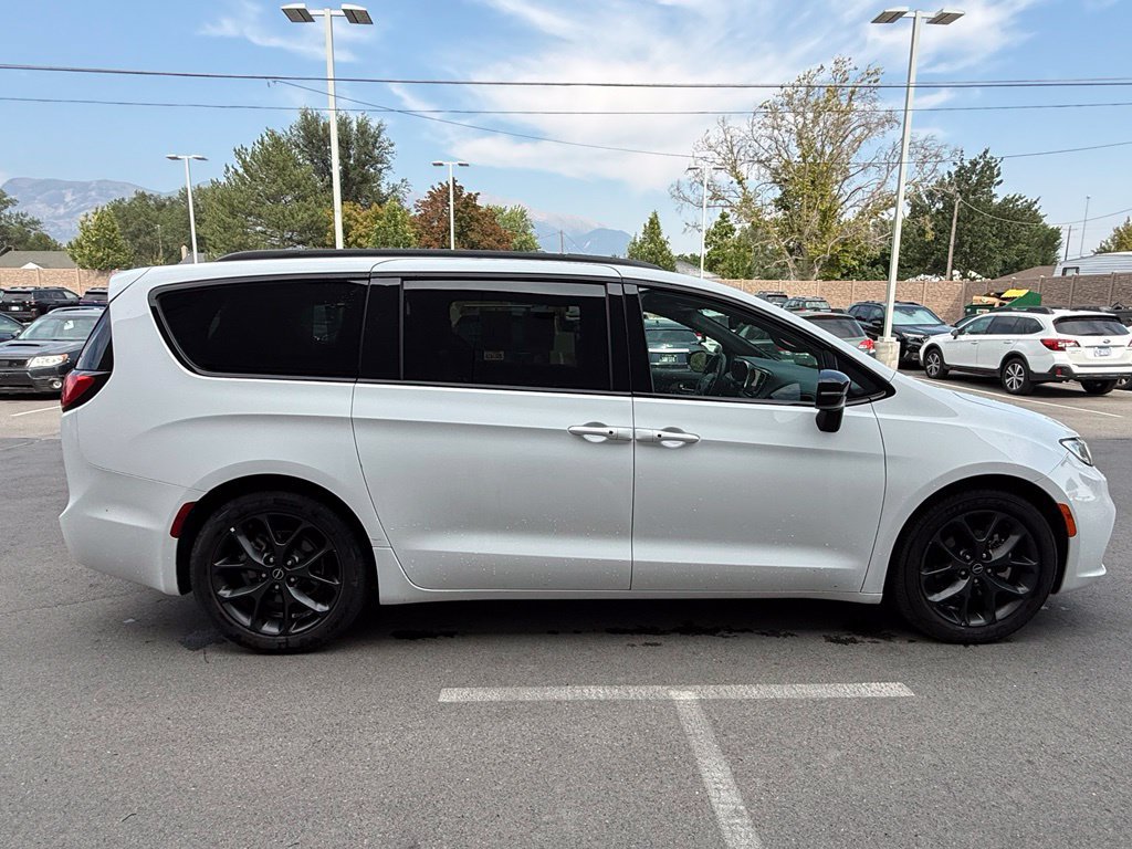 Used 2025 Chrysler Pacifica Limited FWD image 3