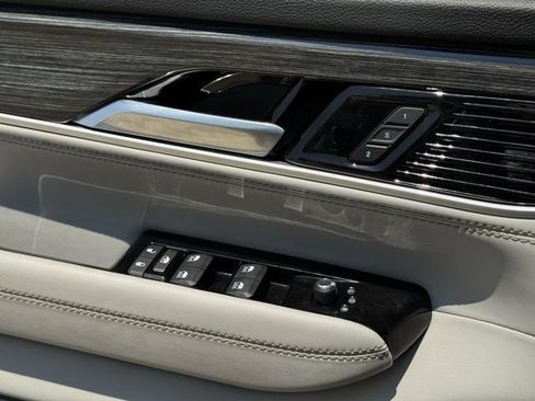 Used 2022 Jeep Wagoneer Series III AWD/4WD image 26