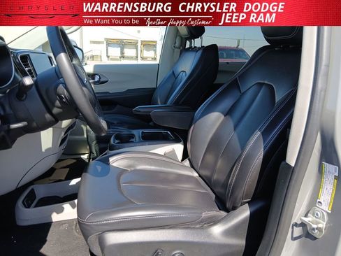 Used 2023 Chrysler Pacifica Touring-L image 11