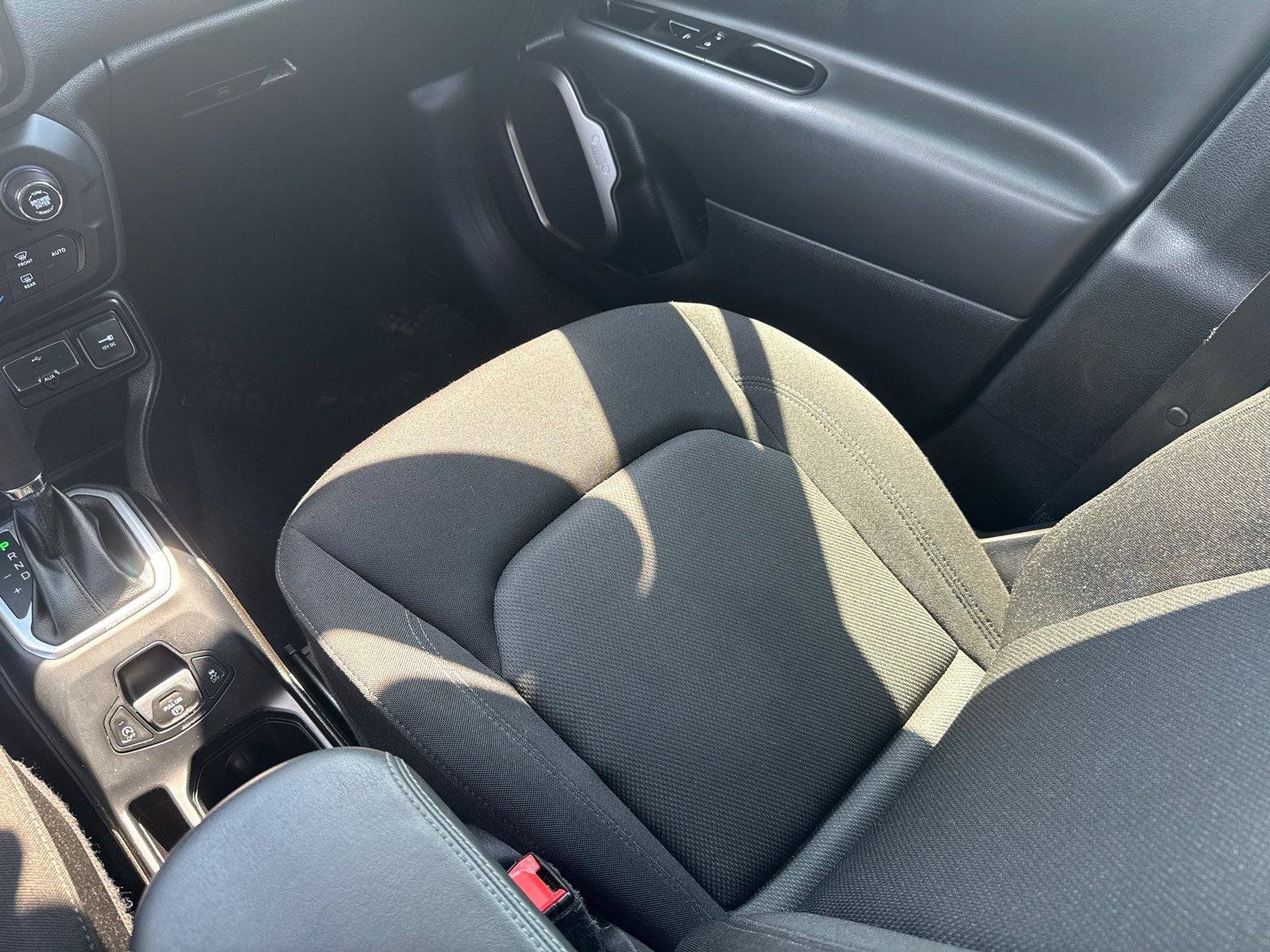 Used 2023 Jeep Renegade Latitude AWD/4WD image 29