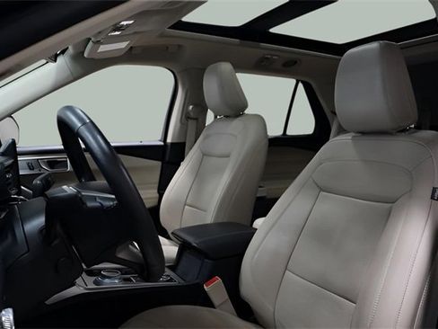 Used 2022 Ford Explorer Limited w/ Equipment Group 301A image 9