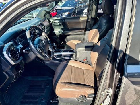 Used 2017 Toyota Tacoma Limited image 11