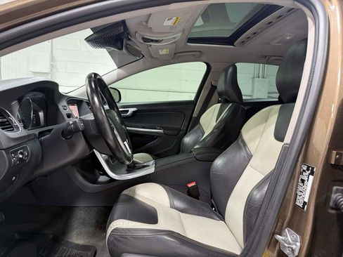 Used 2018 Volvo V60 T5 Cross Country Platinum image 16