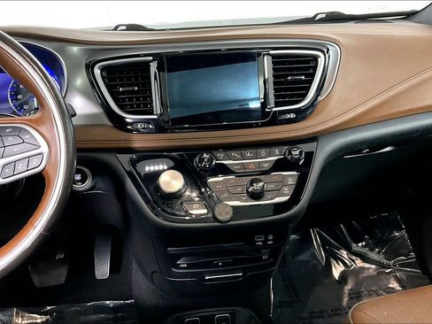 Used 2020 Chrysler Pacifica Limited w/ Tire & Wheel Group image 6