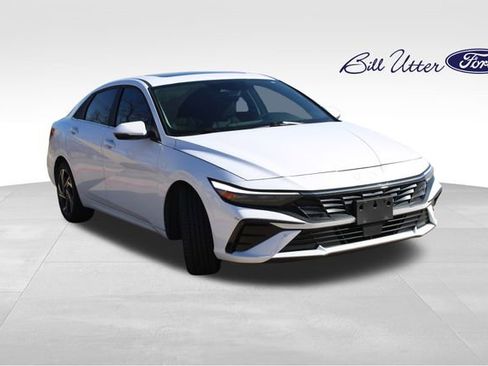 Used 2024 Hyundai Elantra Limited image 3