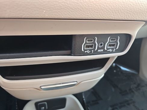 Used 2024 Chrysler Pacifica Touring-L image 19