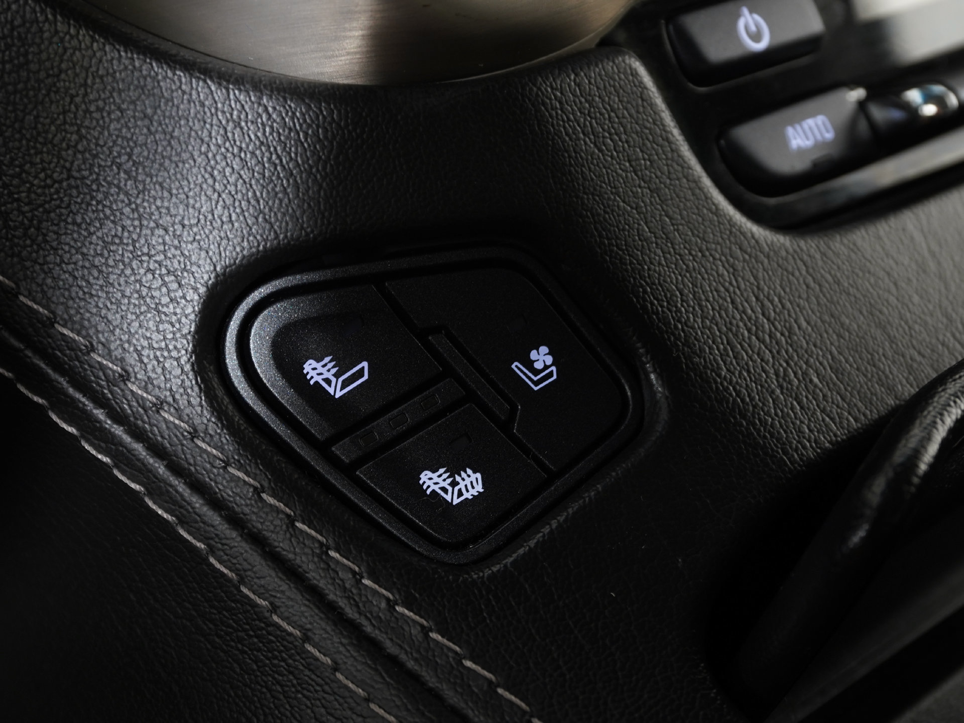 Used 2018 GMC Yukon Denali AWD/4WD image 25