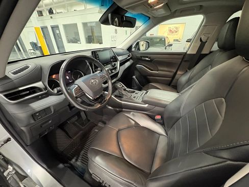 Used 2021 Toyota Highlander XLE AWD/4WD image 10
