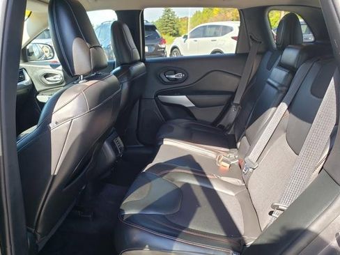 Used 2018 Jeep Cherokee Trailhawk image 12