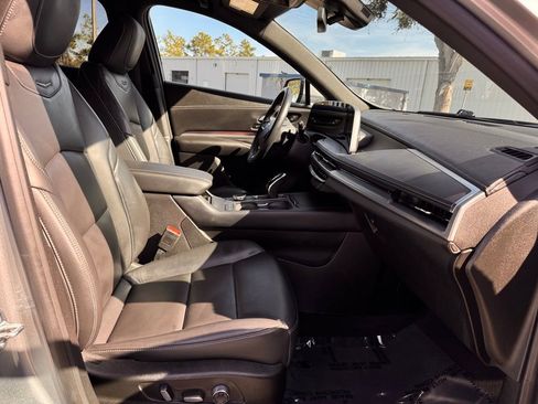 Used 2024 Cadillac XT4 Premium Luxury image 26