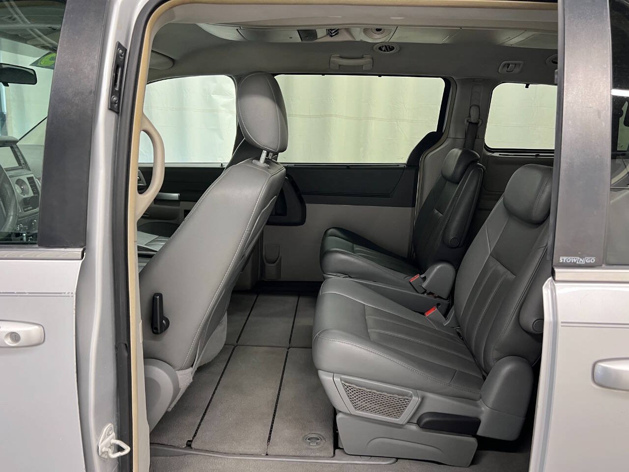 Used 2008 Chrysler Town & Country Touring FWD image 7