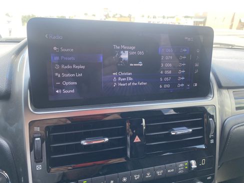 Used 2022 Lexus GX 460 Luxury w/ Sport Design Package AWD/4WD image 21
