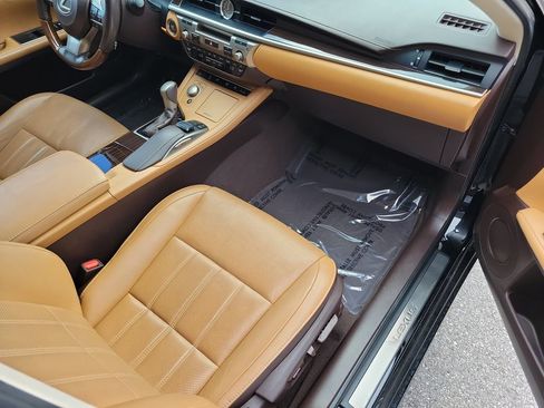 Used 2018 Lexus ES 350 w/ Luxury Package w/Wood Trim FWD image 17