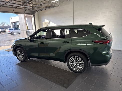 Used 2024 Toyota Highlander Platinum image 5