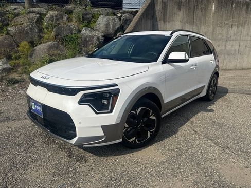Used 2023 Kia Niro Wave w/ Wave Preserve Package FWD image 2