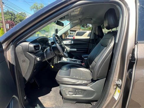 Used 2021 Ford Explorer Limited w/ Equipment Group 301A AWD/4WD image 27
