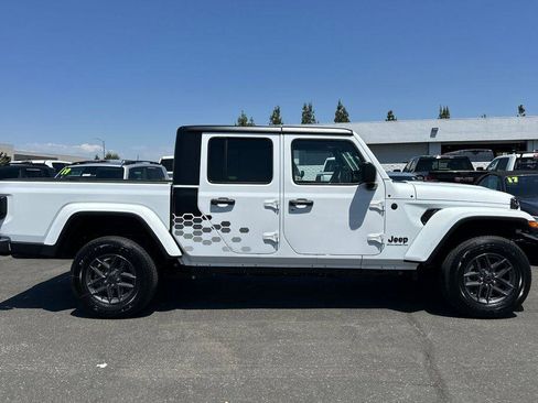 New 2025 Jeep Gladiator Sport image 3