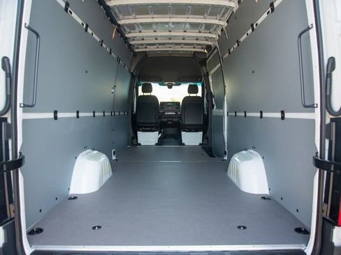 Used 2024 Mercedes-Benz Sprinter 2500 image 34