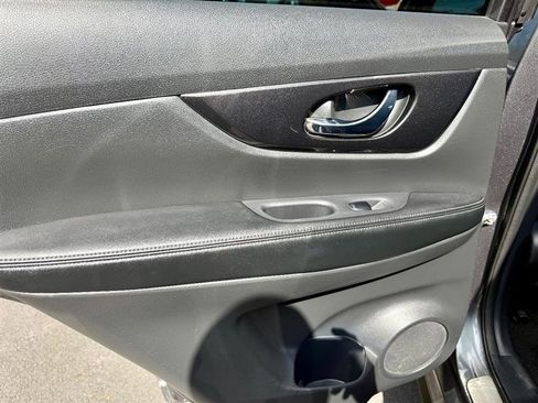 Used 2017 Nissan Rogue SV w/ Midnight Edition image 33