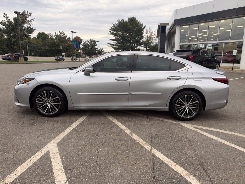 Used 2025 Lexus ES 300h w/ Premium Package FWD image 2