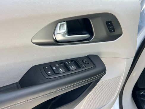 Certified 2024 Chrysler Pacifica Touring-L image 26