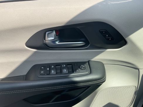 Used 2024 Chrysler Pacifica Touring-L FWD image 22