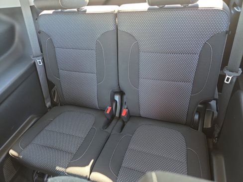 Used 2023 GMC Acadia SLE image 8