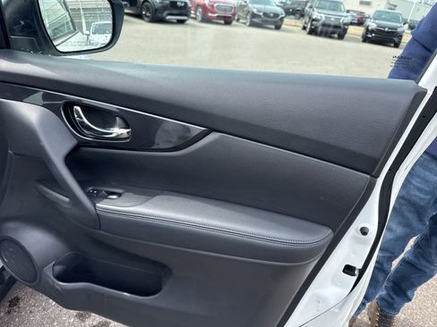 Used 2018 Nissan Rogue S image 26