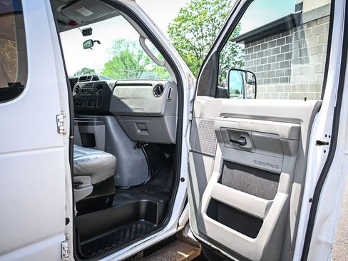 Used 2010 Ford E-250 and Econoline 250 RWD image 16