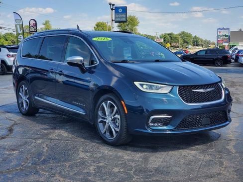Used 2025 Chrysler Pacifica Pinnacle FWD image 2