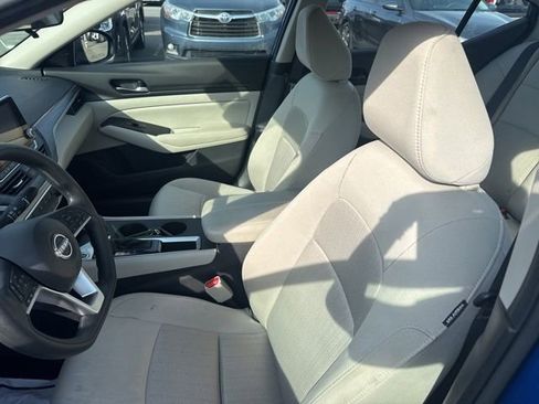 Used 2025 Nissan Altima 2.5 SV FWD image 12