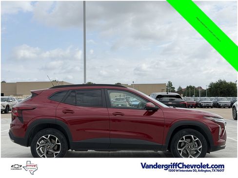 Certified 2025 Chevrolet Trax LT FWD image 3
