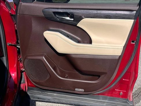 Used 2020 Toyota Highlander Limited FWD image 22